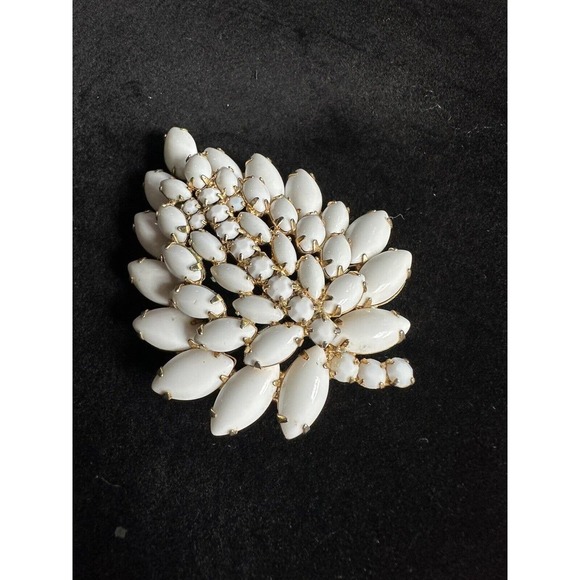 Vintage Napier 1950's MCM White Milk Glass Tear Drop Prong Set 3” Brooch - Picture 3 of 6